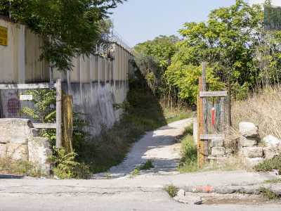 Accanto alle mura dell�inutilizzata Caserma Milano troviamo un vecchio cancello spalancato che ci conduce su un sentiero che scende lungo il corso dell�ex fiume